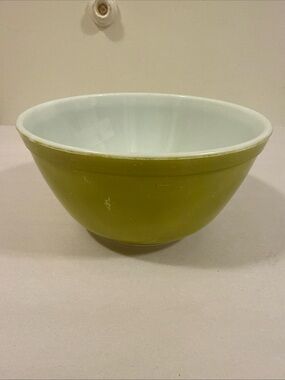 Pyrex Vintage 1 1/2 Qt Mixing/Nesting Bowl Avocado Green  7.25" wide # 402